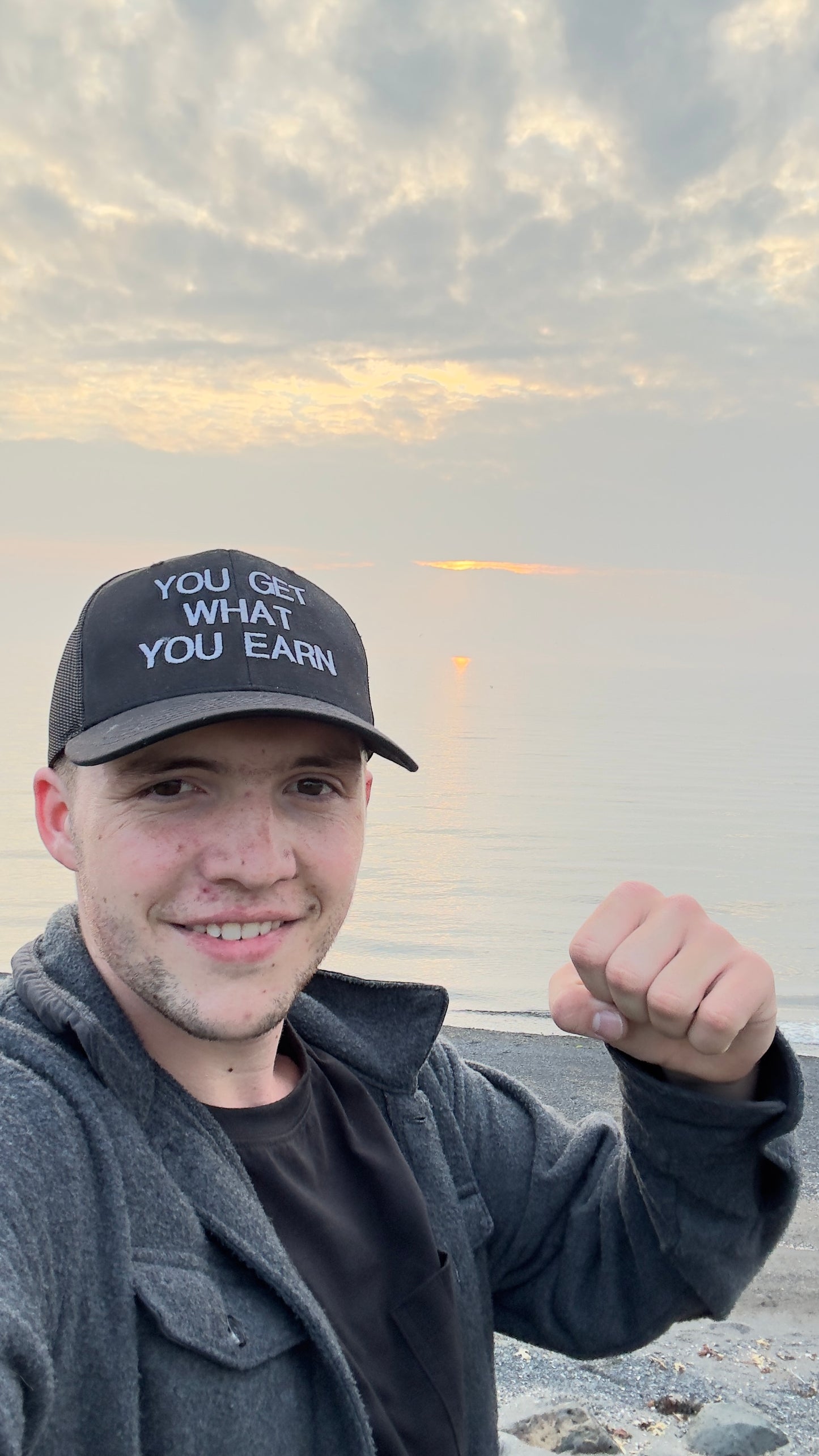 YOU GET WHAT YOU EARN - Black trucker Hat
