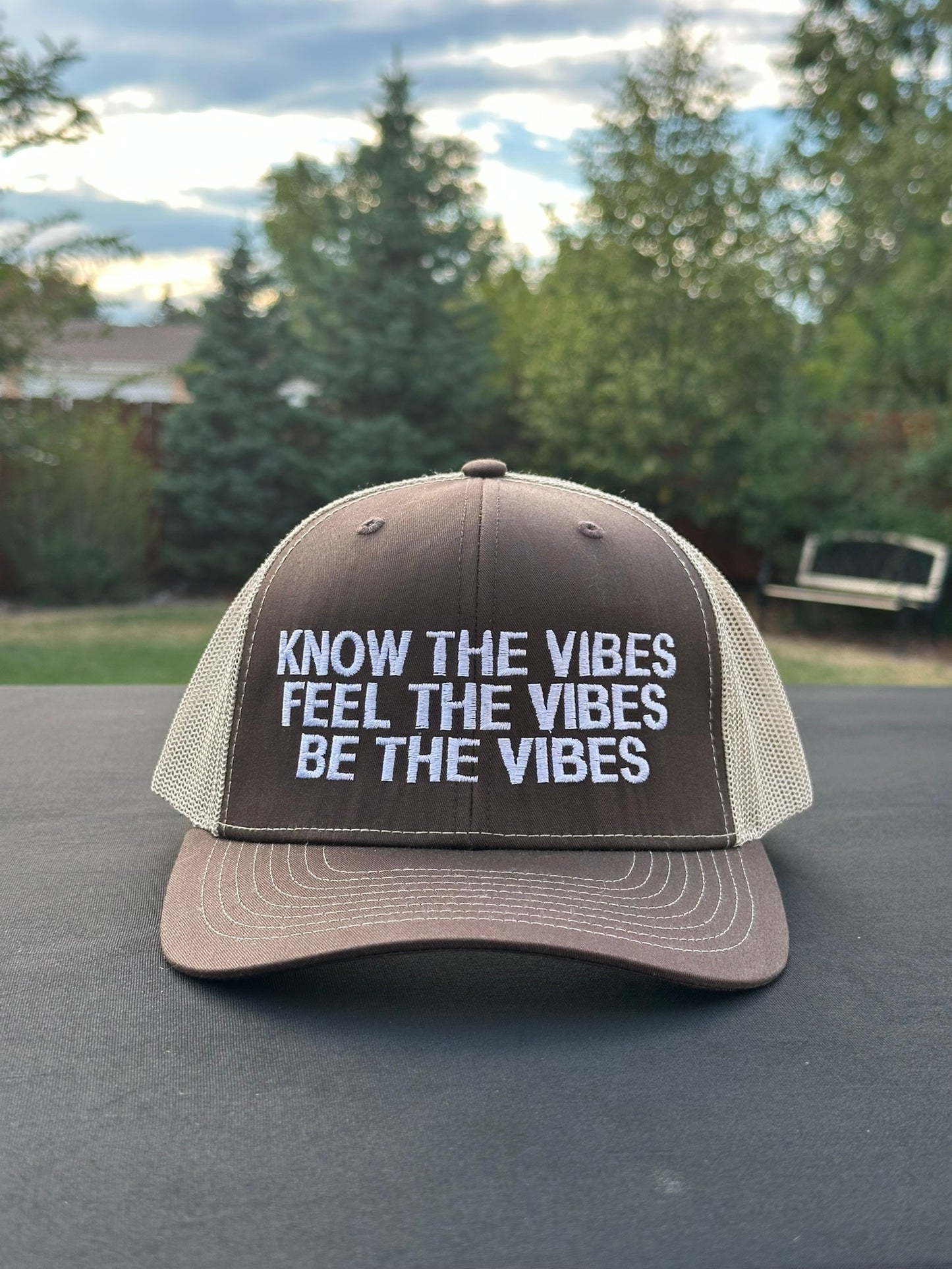 KNOW THE VIBES FEEL THE VIBES BE THE VIBES - Black Trucker Hat